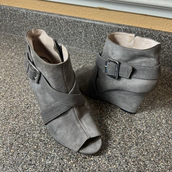 Vince Camuto Ankle Bootie Pump Womens Size 7.5 B Gray Suede Peep Toe Wedge Heels - Picture 1 of 10